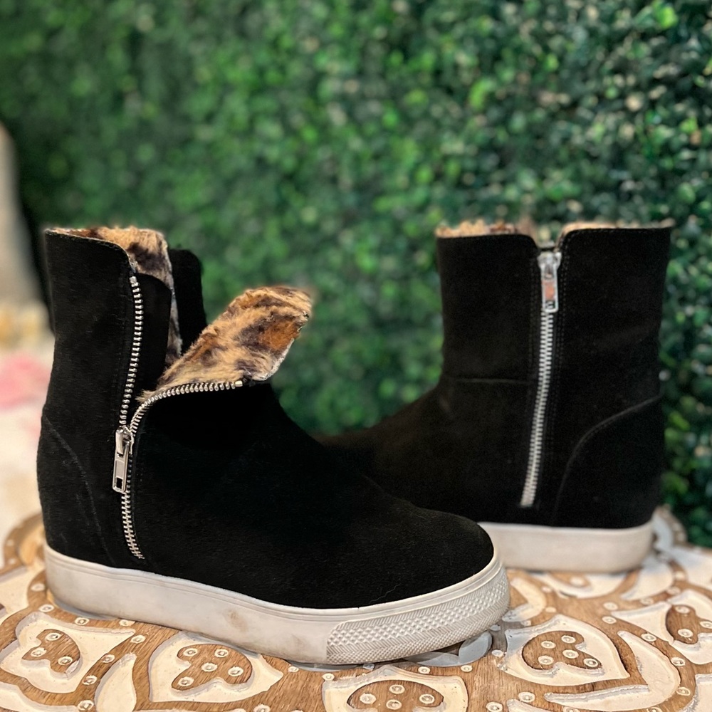 STEVE MADDEN Black faux suede platform sneakers, zips on both sides, size 7